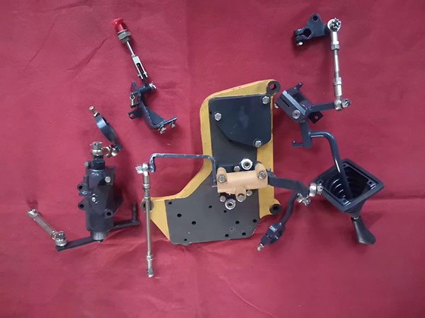 鏟刀提升傾斜操縱總成